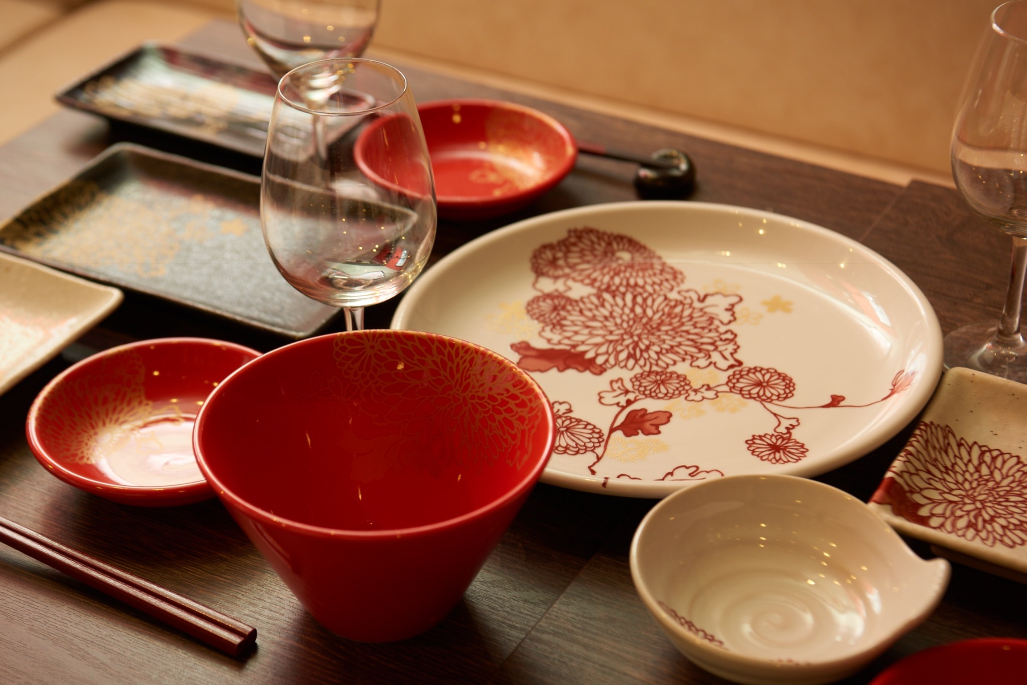 朱色の器と華やかな絵柄が彩る牡丹の食卓